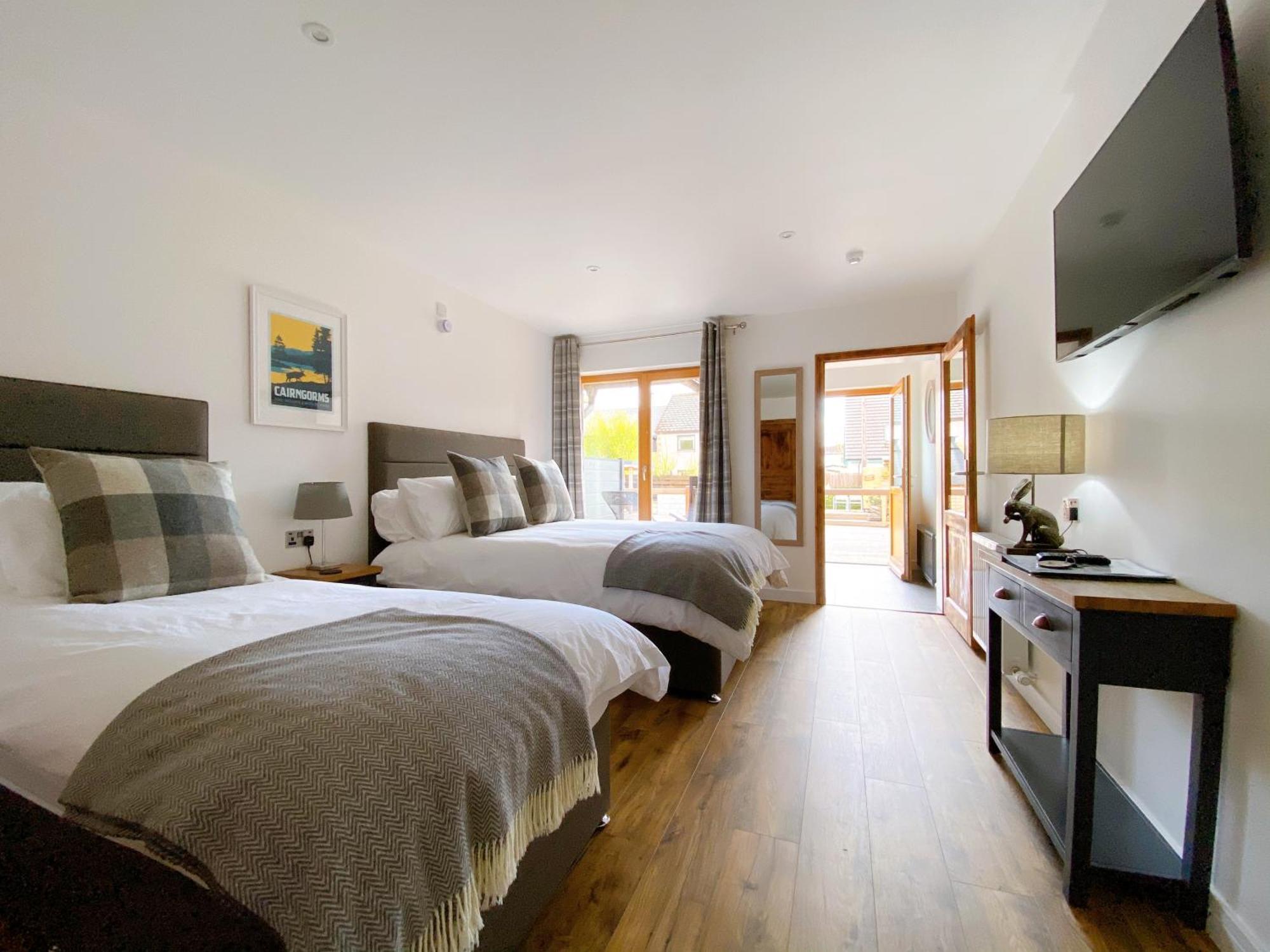 Staying Near Landmark Forest Theme Park: 6 Family Hotels Compared
