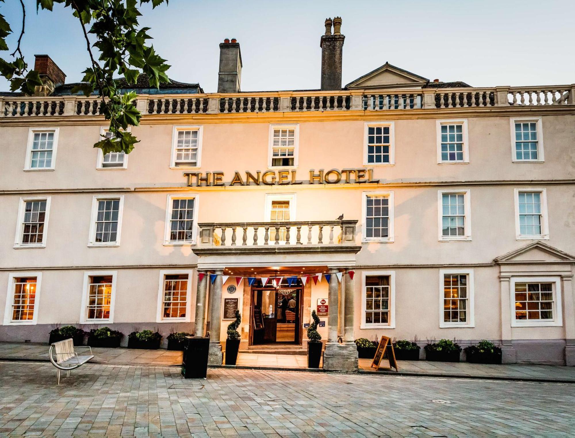 4 Central Hotels Worth Booking Near Chippenham Golf Club