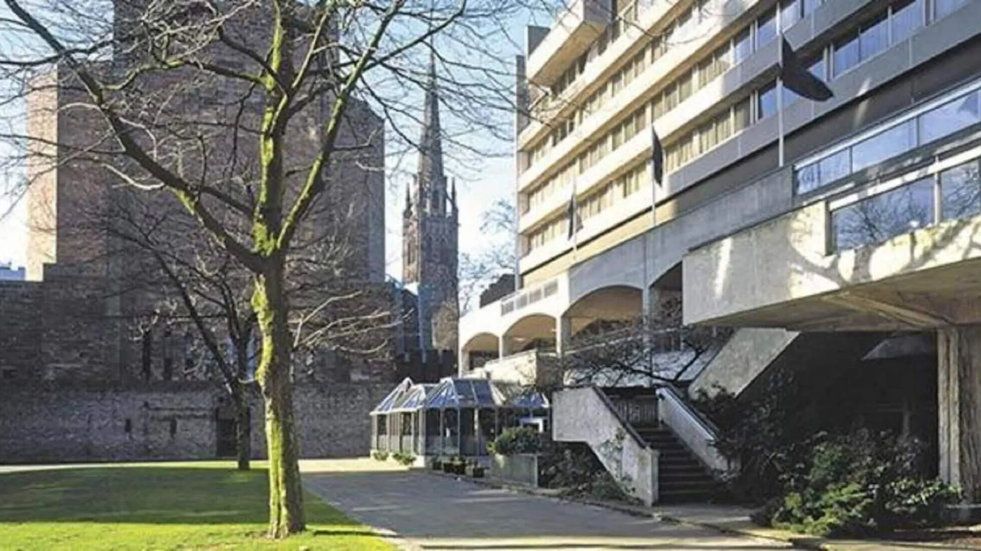 Where to Stay Near Lady Godiva Statue: 5 Family Hotels Compared