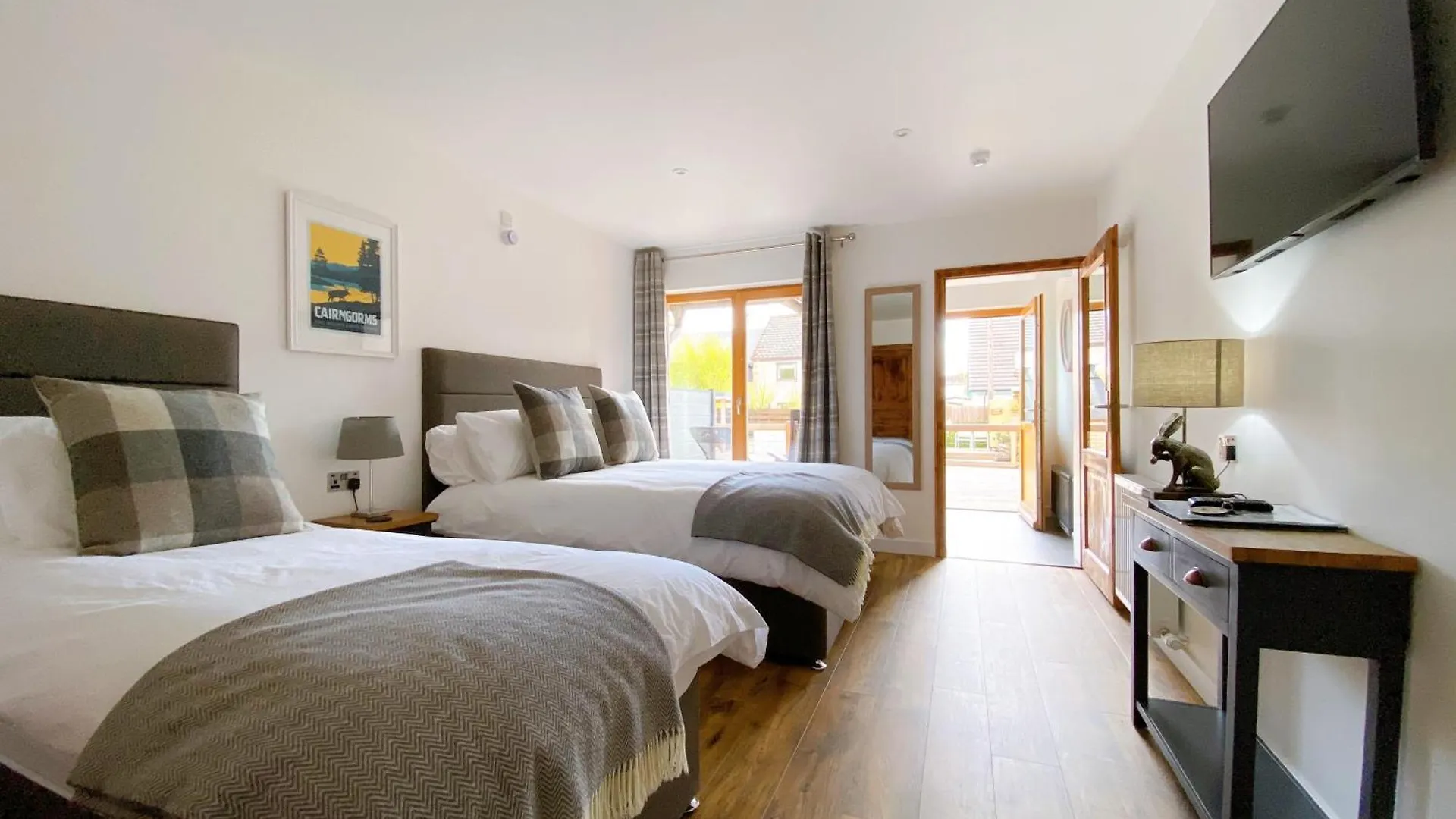 Staying Near Landmark Forest Theme Park: 6 Family Hotels Compared