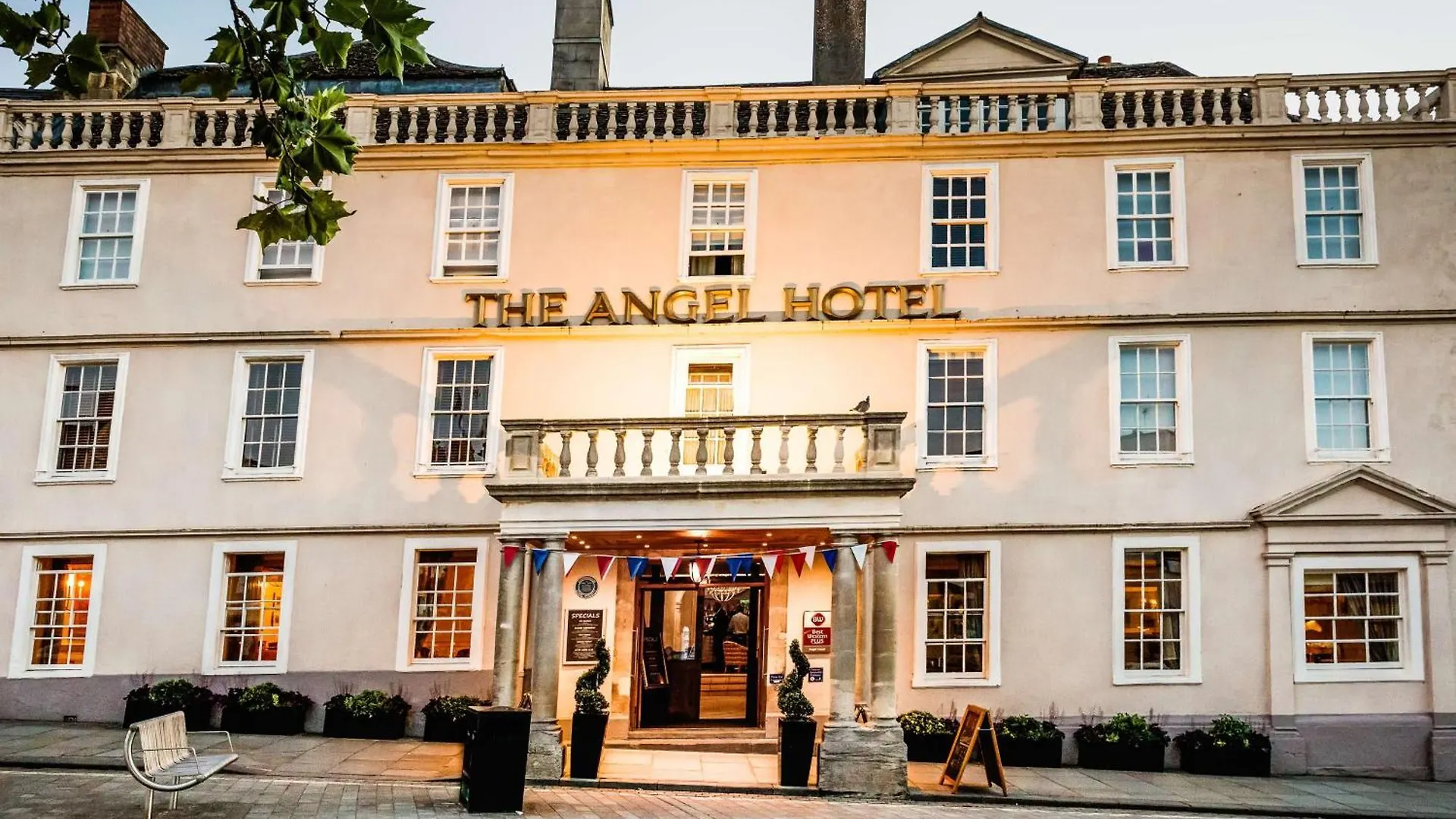 4 Central Hotels Worth Booking Near Chippenham Golf Club