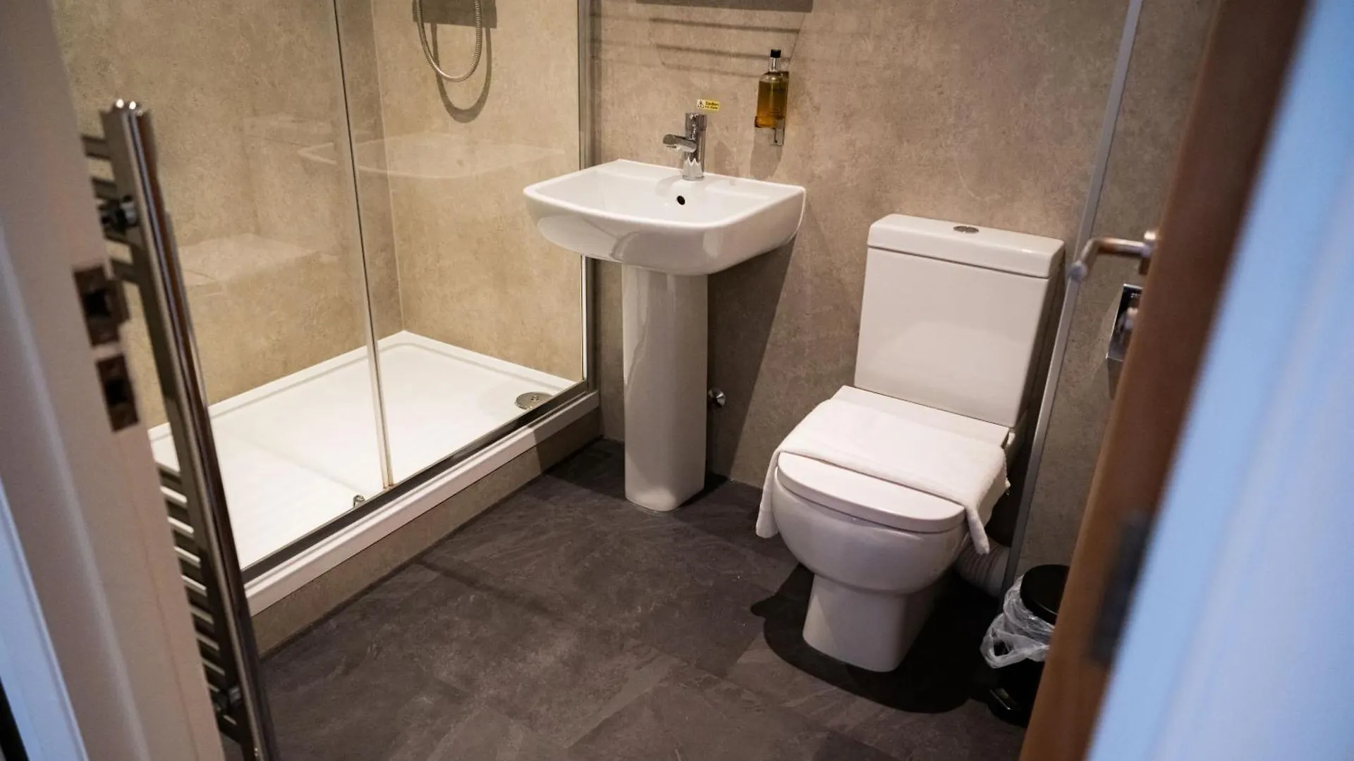 4 Central Hotels Near Dacre Castle Worth Booking