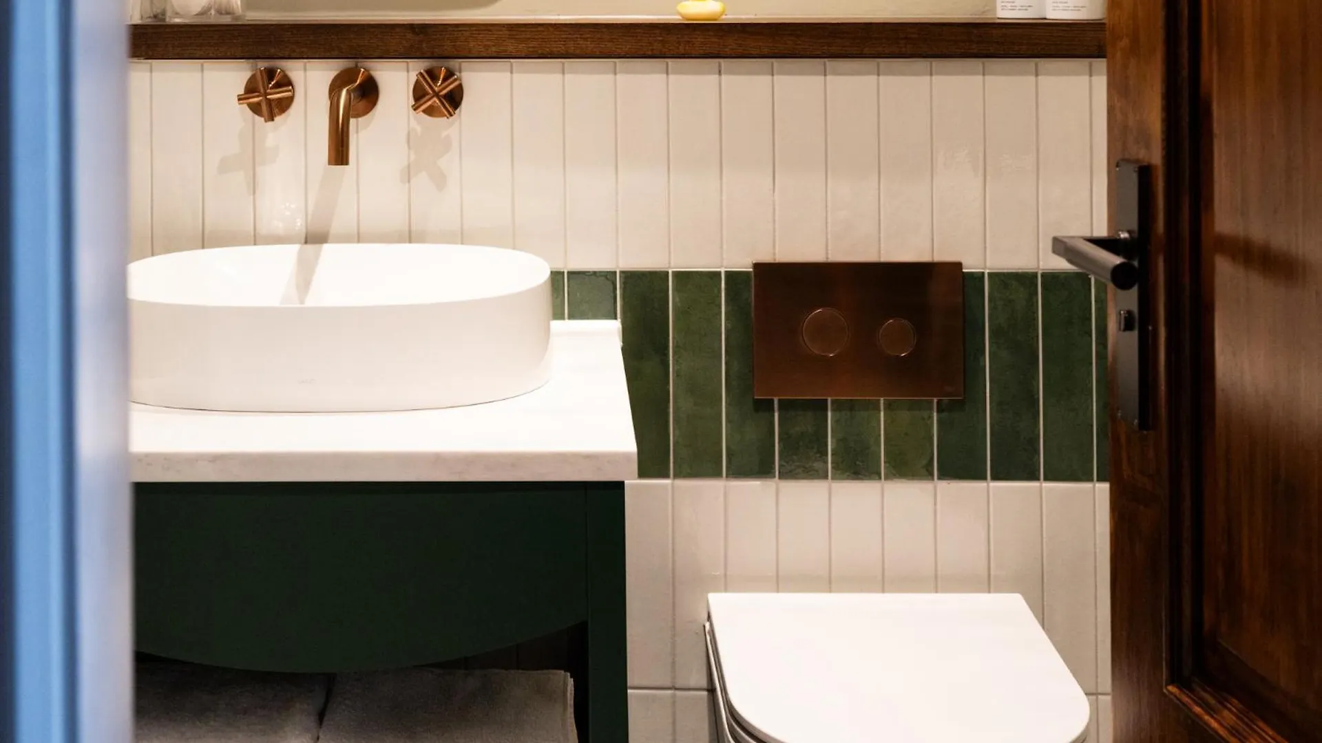 Where to Stay Near Holme Social Club: 4 Best Luxury Hotels